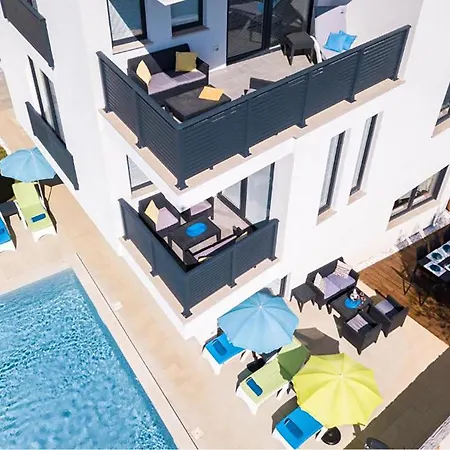 Beautiful In With Swimming Pool Apartment