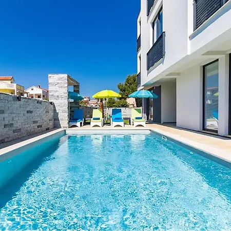 Beautiful In With Swimming Pool Apartment