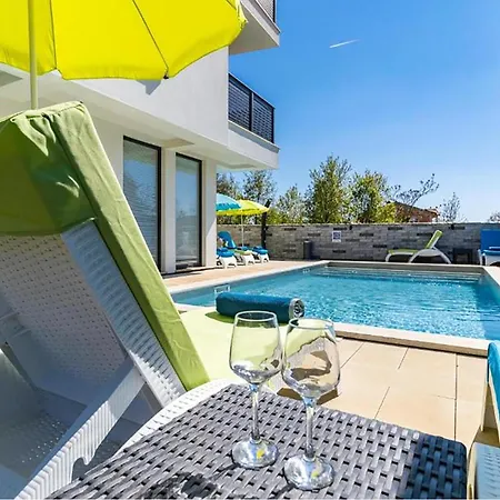 Apartment Beautiful In With Swimming Pool Medulin