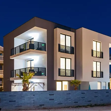 Beautiful In With Swimming Pool Apartment *